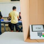 Flávio Bolsonaro mantém vantagem nas pesquisas de segundo turno, mas margem se estreita