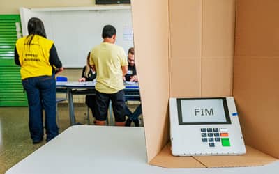 Flávio Bolsonaro mantém vantagem nas pesquisas de segundo turno, mas margem se estreita