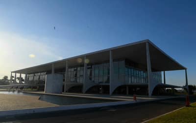 Presidência em disputa: Flávio Bolsonaro e Lula se preparam para o segundo turno (25 de outubro)
