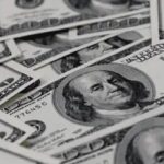 Dólar cai 4,12% na segunda-feira (5) e registra maior queda diária desde 8 de junho de 2018