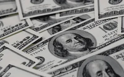 Dólar cai 4,12% na segunda-feira (5) e registra maior queda diária desde 8 de junho de 2018
