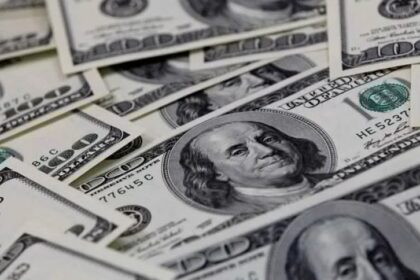 Dólar sobe 0,70% e fecha a R$ 5,01 com fortalecimento dos juros nos EUA