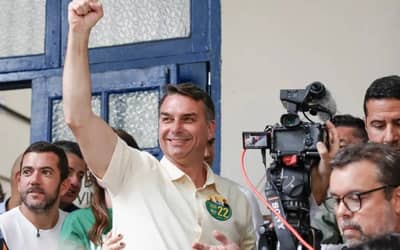 Flávio Bolsonaro mantém vantagem nas pesquisas, mas margem se estreita antes do segundo turno