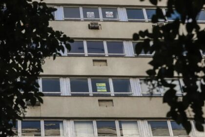 Custo da moradia força famílias a cortar despesas essenciais (2026)